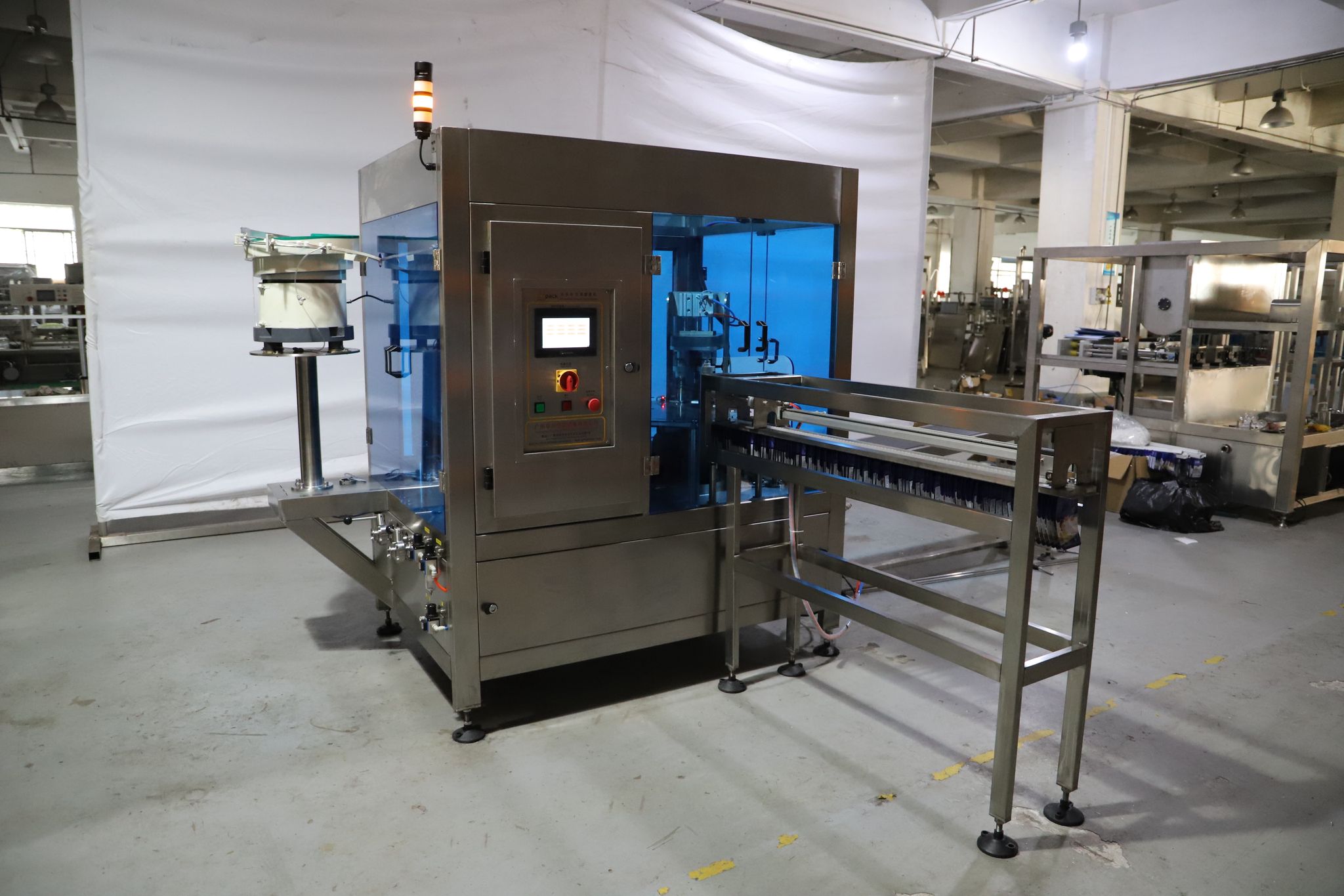 Spouted pouch filling machine